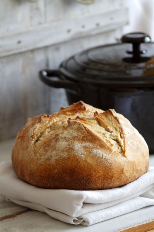  Kovászos kenyér öntöttvas lábasban sütve 